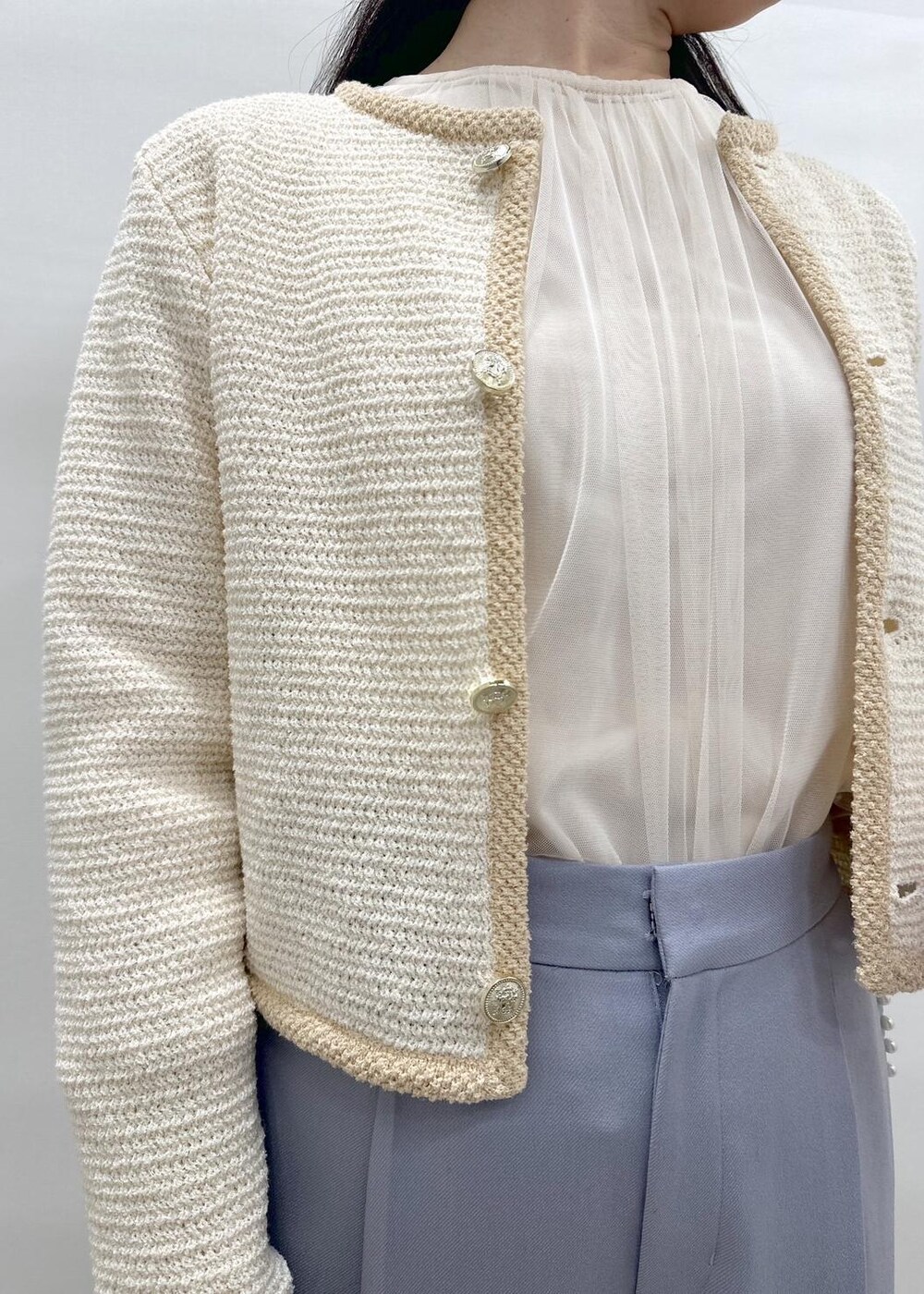 ブルー系のその他パンツ、ホワイト系のトートバッグ、ホワイト系のパンプスを着用したレディースの春コーディネートの3枚目の写真