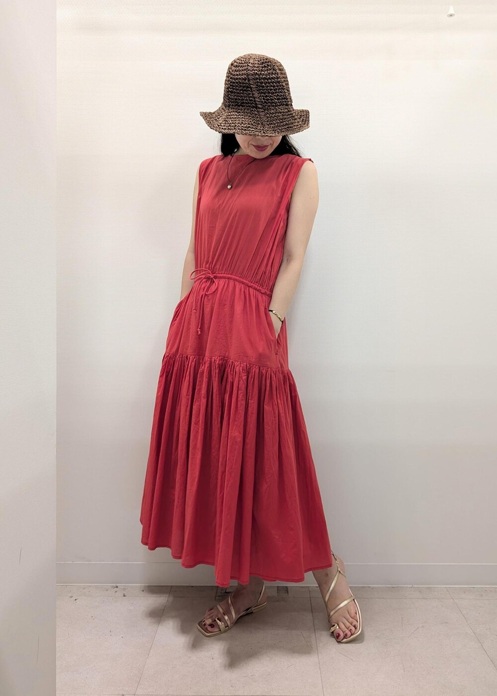 「赤コーデ、初夏コーデ、夏コーデ、デートコーデ、お出かけコーデ、旅行コーデ、推し活コーデ、女子会コーデ、韓国ファッション、ヴィンテージ、大人カジュアル、体型カバー、ヘルシーコーデ、フェミニンコーデ、きれいめコーデ」｜「ROPE' PICNICの【A4対応・洗える】3層ミドルトートバッグ/通勤対応・新色追加（トートバッグ、ホワイト系）」を使った、あんずさん（レディース・167cm）の夏コーディネートの7枚目の写真