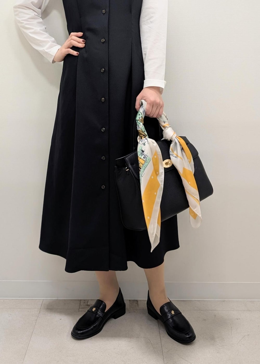 ブラック系のローファー、ブラック系のトートバッグ、ホワイト系のカーディガン/ボレロを着用したレディースの春コーディネートの9枚目の写真