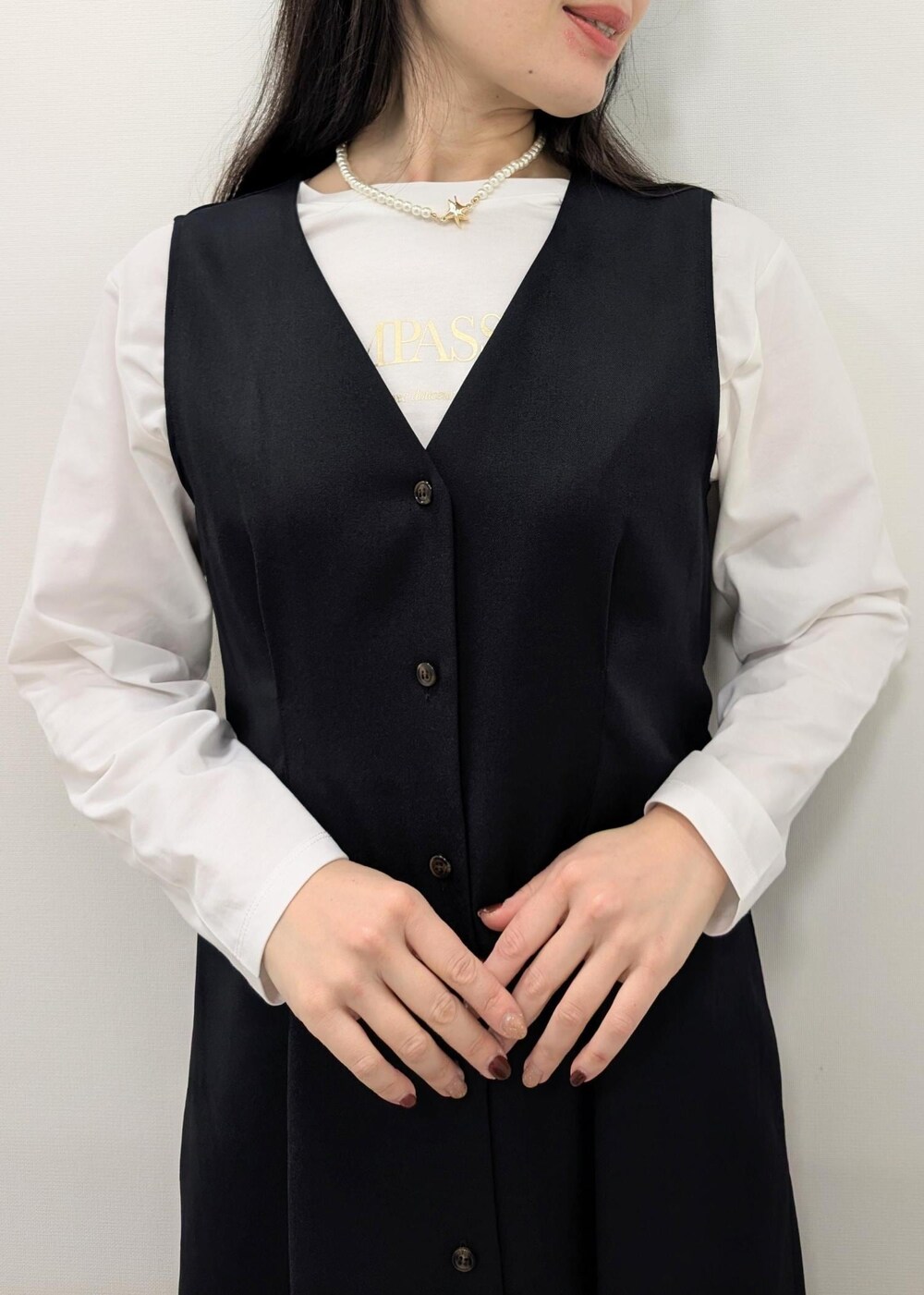 ブラック系のローファー、ブラック系のトートバッグ、ホワイト系のカーディガン/ボレロを着用したレディースの春コーディネートの8枚目の写真