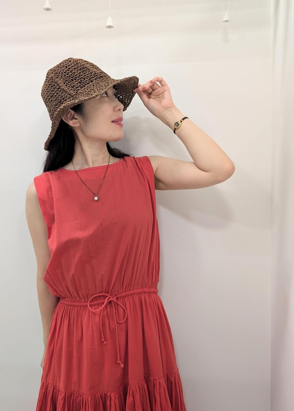 「赤コーデ、初夏コーデ、夏コーデ、デートコーデ、お出かけコーデ、旅行コーデ、推し活コーデ、女子会コーデ、韓国ファッション、ヴィンテージ、大人カジュアル、体型カバー、ヘルシーコーデ、フェミニンコーデ、きれいめコーデ」｜「ROPE' PICNICの【A4対応・洗える】3層ミドルトートバッグ/通勤対応・新色追加（トートバッグ、ホワイト系）」を使った、あんずさん（レディース・167cm）の夏コーディネートの5枚目の写真