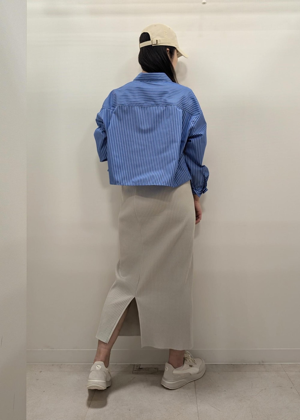 ホワイト系のTシャツ/カットソー、グレー系のスカート、ブルー系のシャツ/ブラウスを着用したレディースの春コーディネートの4枚目の写真