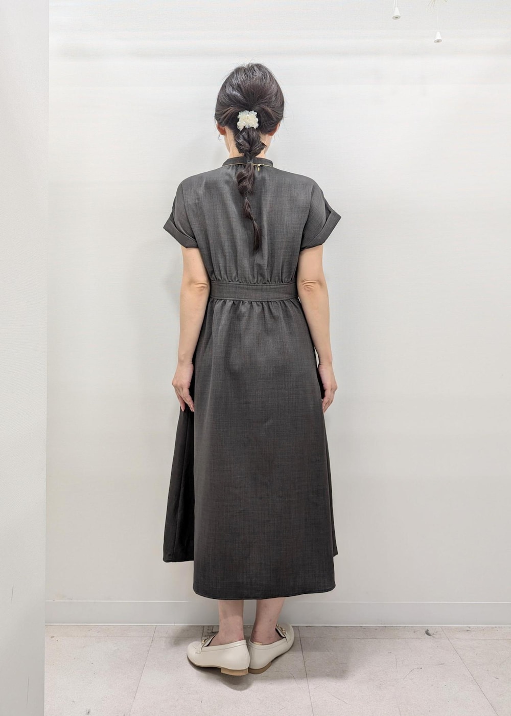 グレー系のワンピース、ホワイト系のパンプス、ホワイト系のトートバッグを着用したレディースの夏コーディネートの4枚目の写真