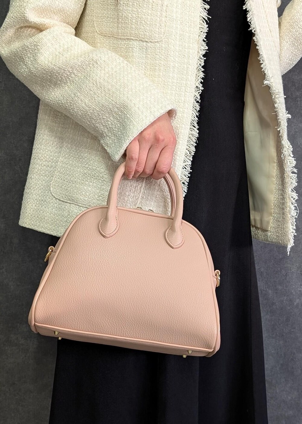 ホワイト系のTシャツ/カットソー、ブラック系のドレス、ホワイト系のノーカラージャケットを着用したレディースの冬コーディネートの6枚目の写真