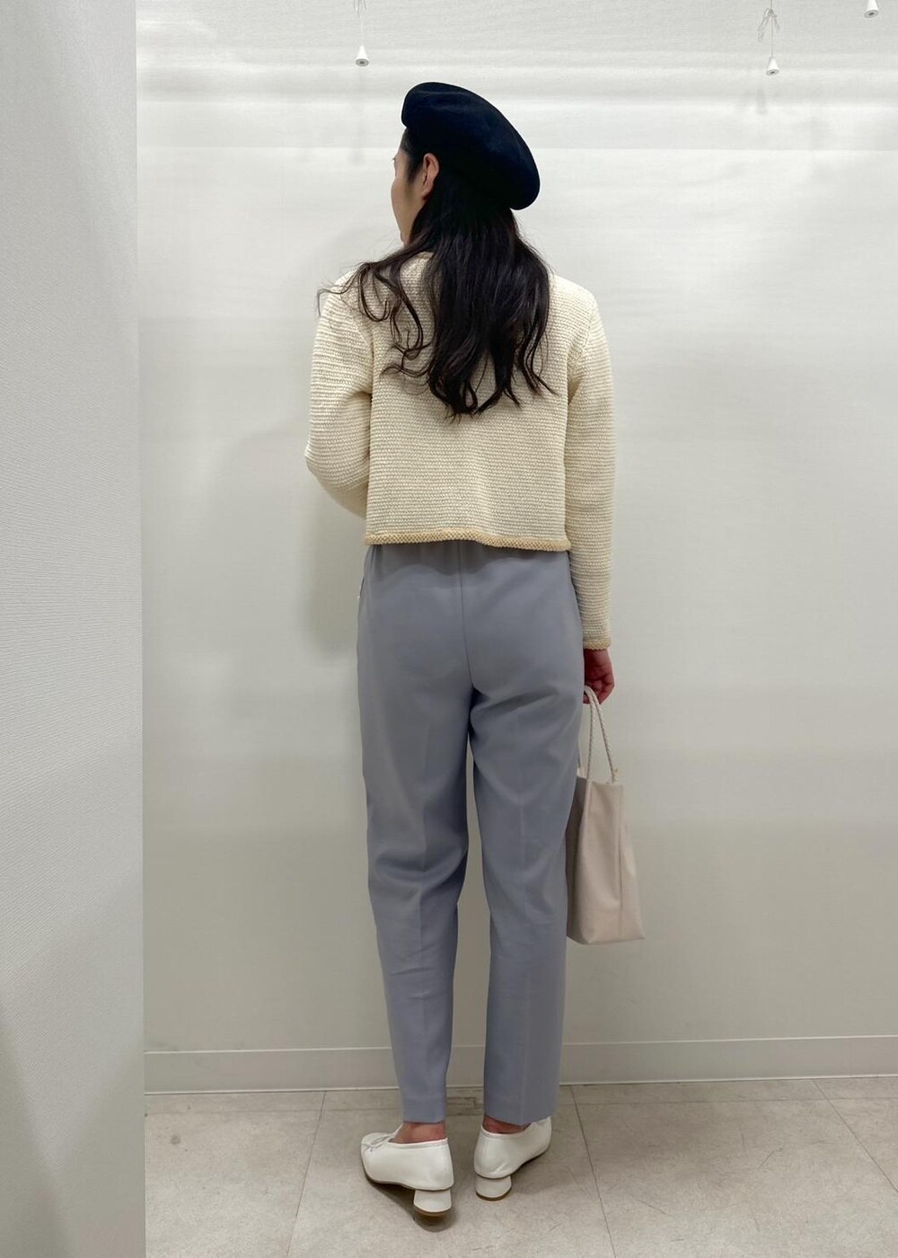 ブルー系のその他パンツ、ホワイト系のトートバッグ、ホワイト系のパンプスを着用したレディースの春コーディネートの5枚目の写真