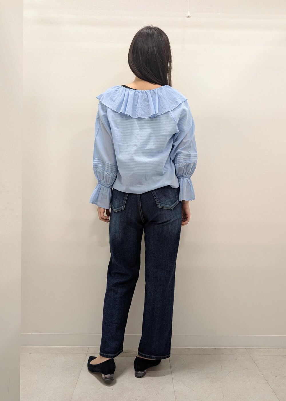 ホワイト系のトートバッグ、ブラック系のTシャツ/カットソー、ブルー系のシャツ/ブラウスを着用したレディースの春コーディネートの3枚目の写真