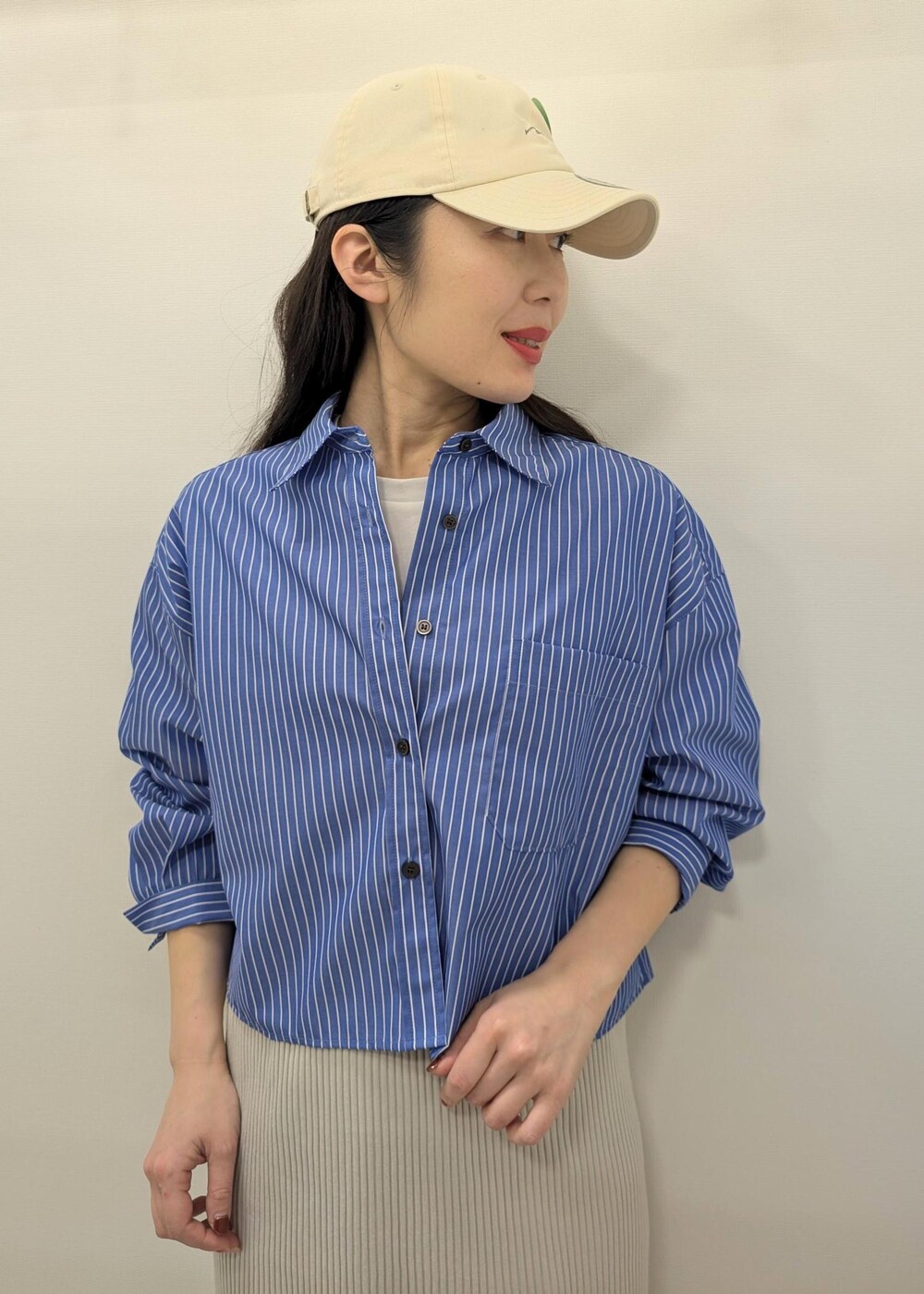 ホワイト系のTシャツ/カットソー、グレー系のスカート、ブルー系のシャツ/ブラウスを着用したレディースの春コーディネートの7枚目の写真