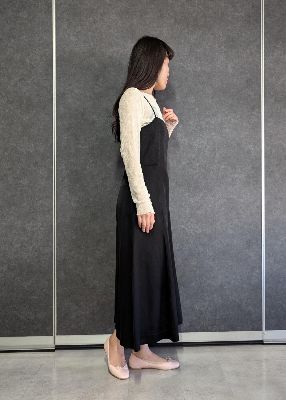 ホワイト系のTシャツ/カットソー、ブラック系のドレス、ホワイト系のノーカラージャケットを着用したレディースの冬コーディネートの5枚目の写真