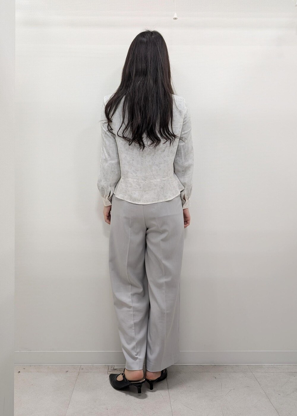 ブラック系のパンプス、ブラック系のトートバッグ、ブルー系のカーディガン/ボレロを着用したレディースの春コーディネートの7枚目の写真