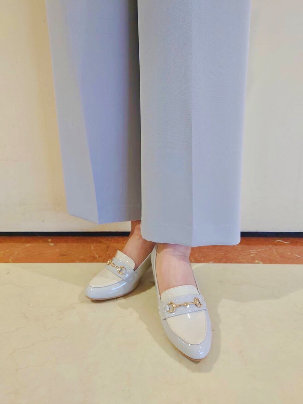 ホワイト系のトートバッグ、ブルー系のノーカラージャケット、ホワイト系のシャツ/ブラウスを着用したレディースの冬コーディネートの5枚目の写真