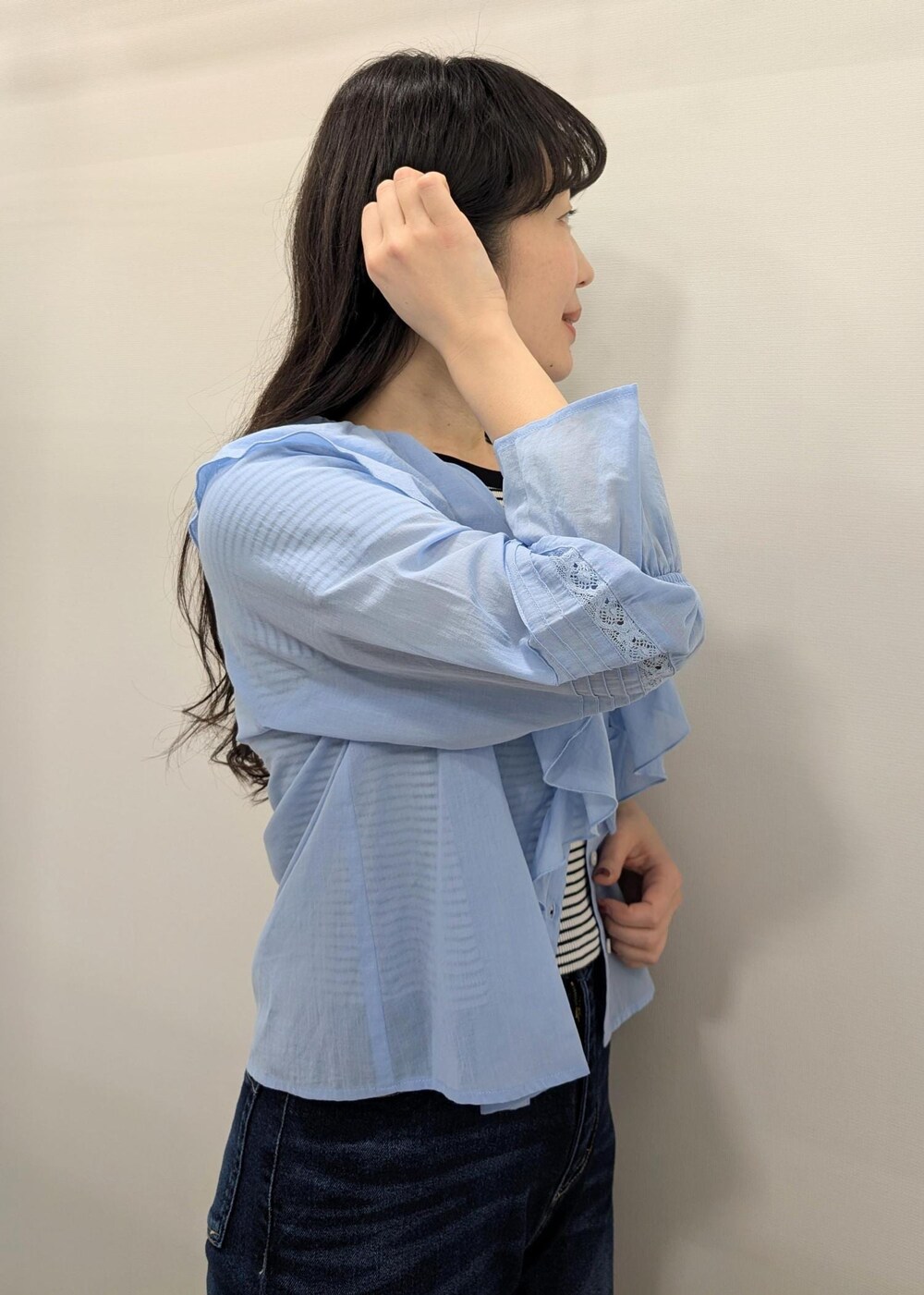 ホワイト系のトートバッグ、ブラック系のTシャツ/カットソー、ブルー系のシャツ/ブラウスを着用したレディースの春コーディネートの4枚目の写真