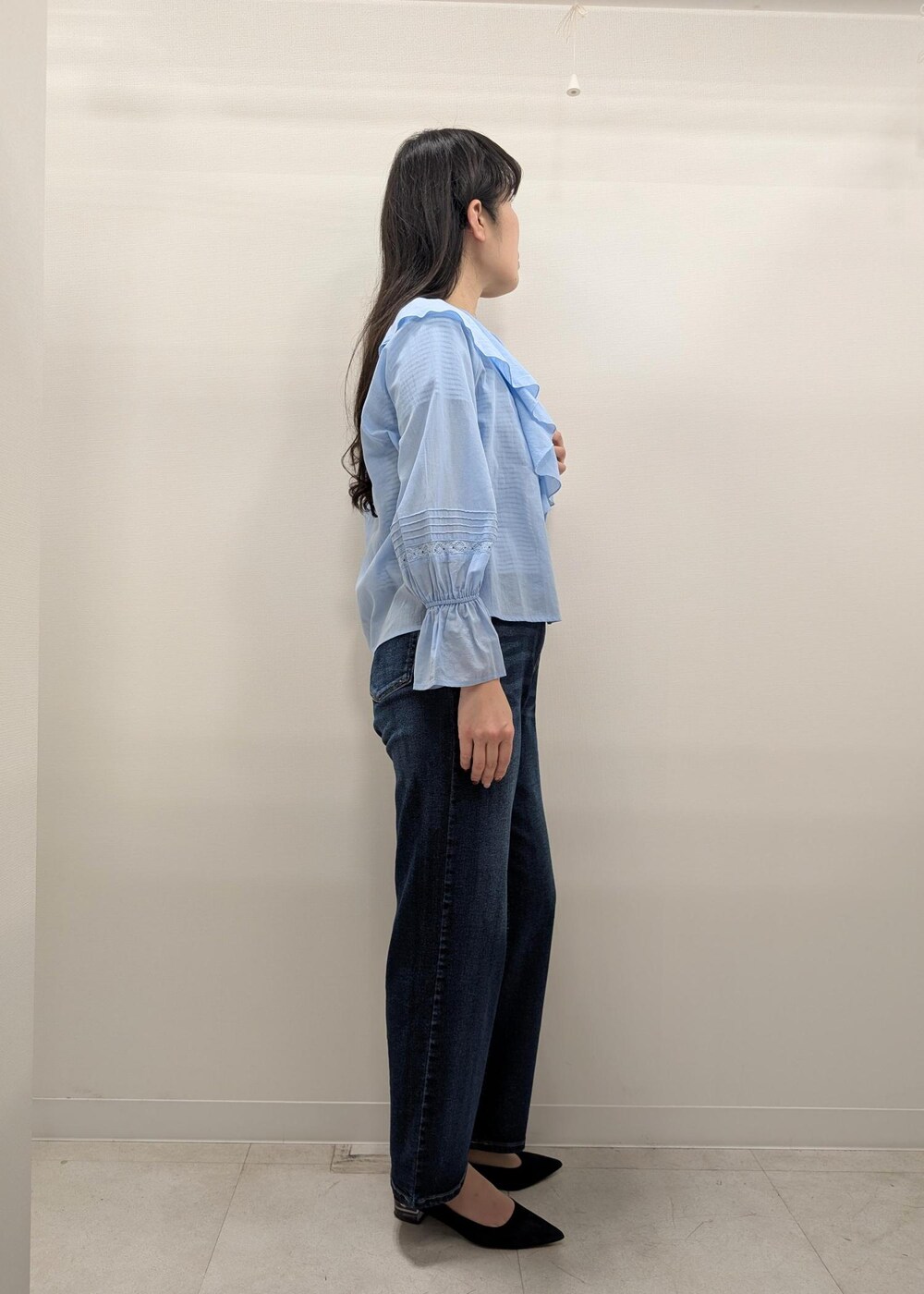 ホワイト系のトートバッグ、ブラック系のTシャツ/カットソー、ブルー系のシャツ/ブラウスを着用したレディースの春コーディネートの2枚目の写真