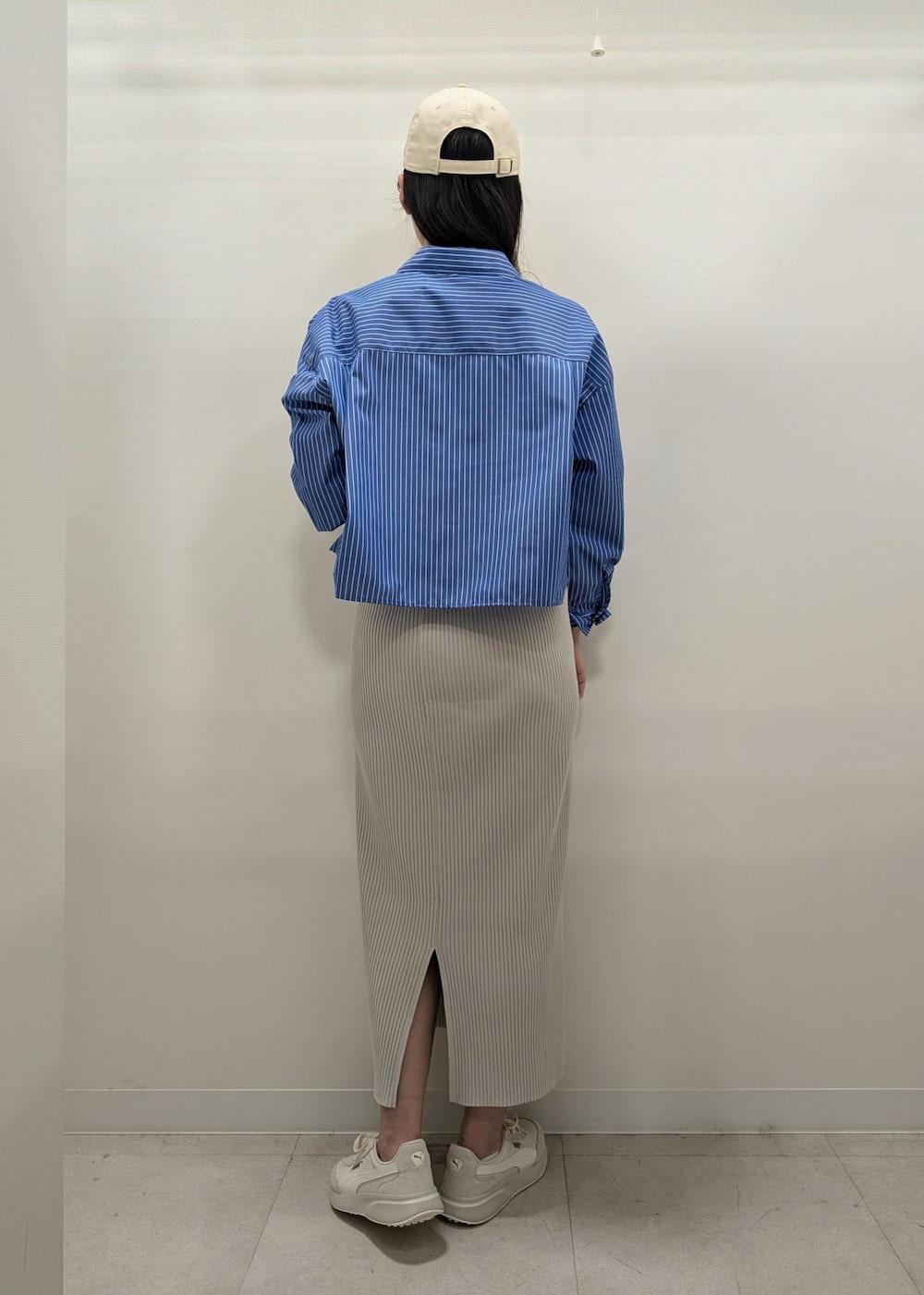 ホワイト系のTシャツ/カットソー、グレー系のスカート、ブルー系のシャツ/ブラウスを着用したレディースの春コーディネートの3枚目の写真