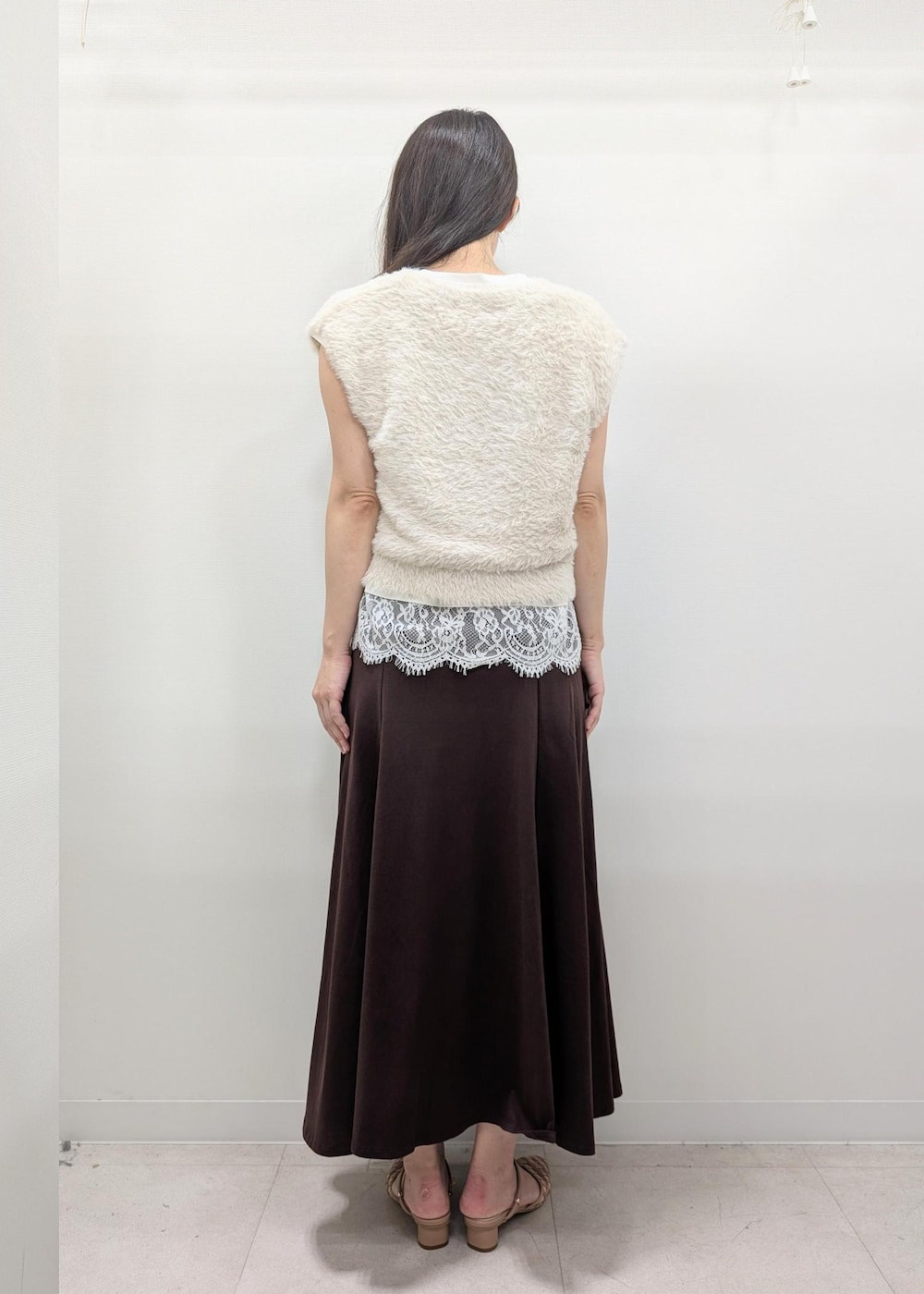 ピンク系のサンダル、ホワイト系のTシャツ/カットソー、ベージュ系のトートバッグを着用したレディースの夏コーディネートの3枚目の写真