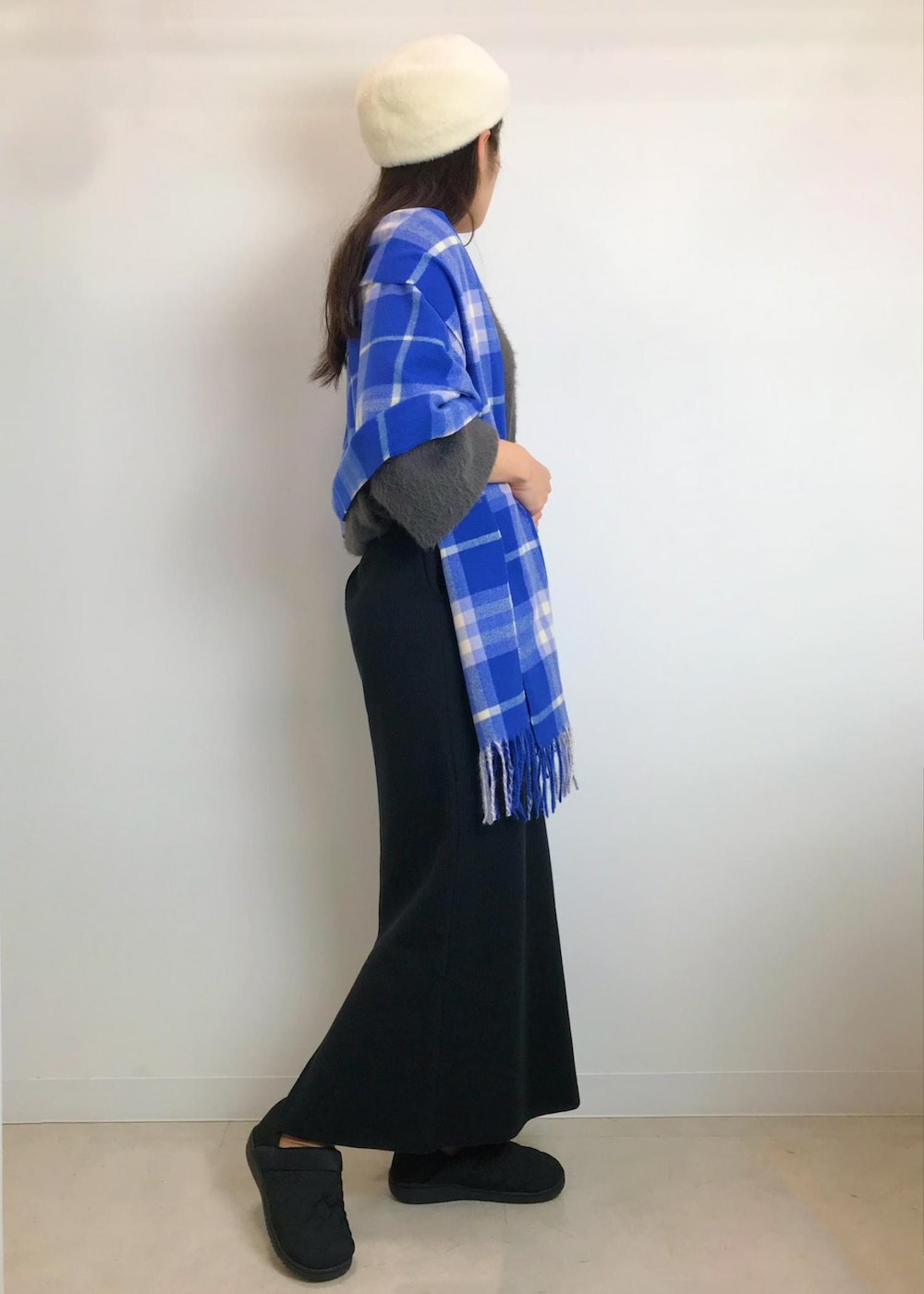 ブラック系のスリッポン、ブラック系のスカート、グレー系のニット/セーターを着用したレディースの秋コーディネートの2枚目の写真