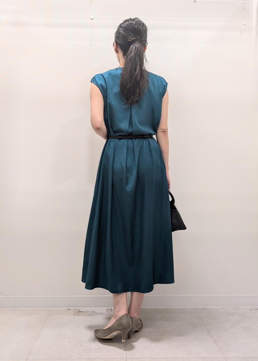ベージュ系のパンプス、ブルー系のノーカラージャケット、ブラック系のショルダーバッグを着用したレディースの夏コーディネートの8枚目の写真