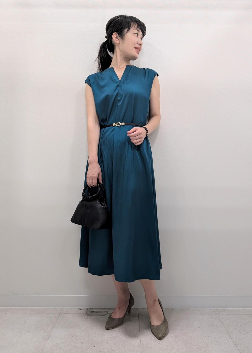ベージュ系のパンプス、ブルー系のノーカラージャケット、ブラック系のショルダーバッグを着用したレディースの夏コーディネートの4枚目の写真