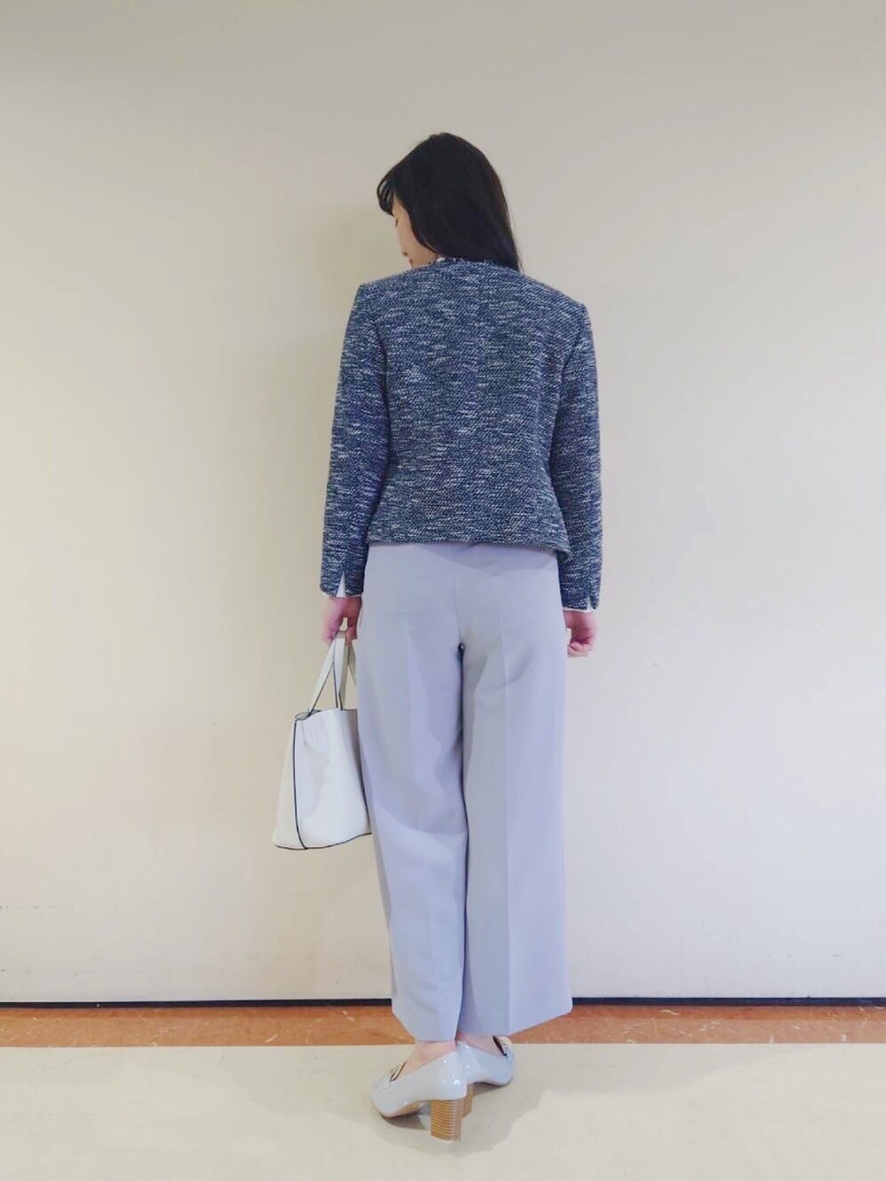 ホワイト系のトートバッグ、ブルー系のノーカラージャケット、ホワイト系のシャツ/ブラウスを着用したレディースの冬コーディネートの3枚目の写真