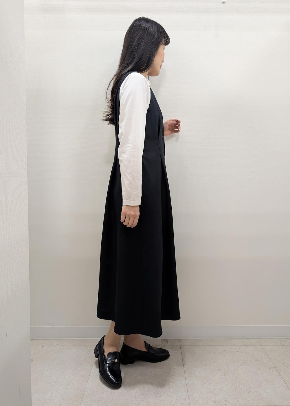 ブラック系のローファー、ブラック系のトートバッグ、ホワイト系のカーディガン/ボレロを着用したレディースの春コーディネートの6枚目の写真