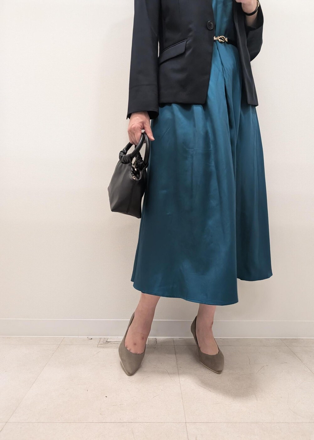 ベージュ系のパンプス、ブルー系のノーカラージャケット、ブラック系のショルダーバッグを着用したレディースの夏コーディネートの7枚目の写真