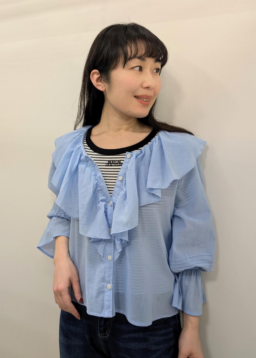 ホワイト系のトートバッグ、ブラック系のTシャツ/カットソー、ブルー系のシャツ/ブラウスを着用したレディースの春コーディネートの5枚目の写真