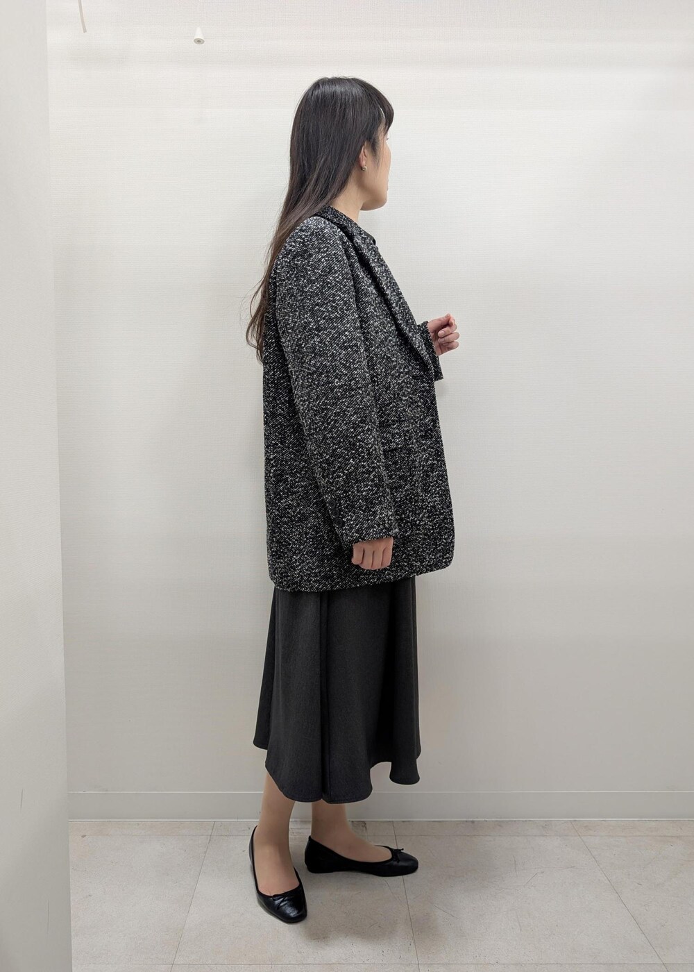 ブラック系のバレエシューズ、ブラック系のテーラードジャケット、グレー系のトートバッグを着用したレディースの秋コーディネートの2枚目の写真