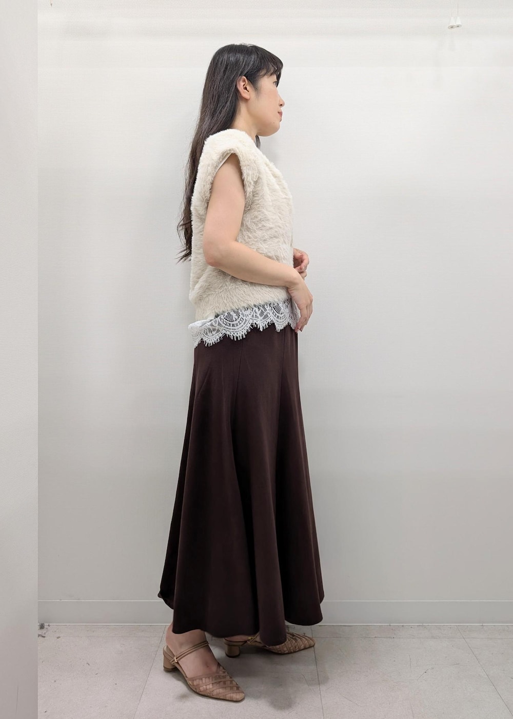 ピンク系のサンダル、ホワイト系のTシャツ/カットソー、ベージュ系のトートバッグを着用したレディースの夏コーディネートの2枚目の写真
