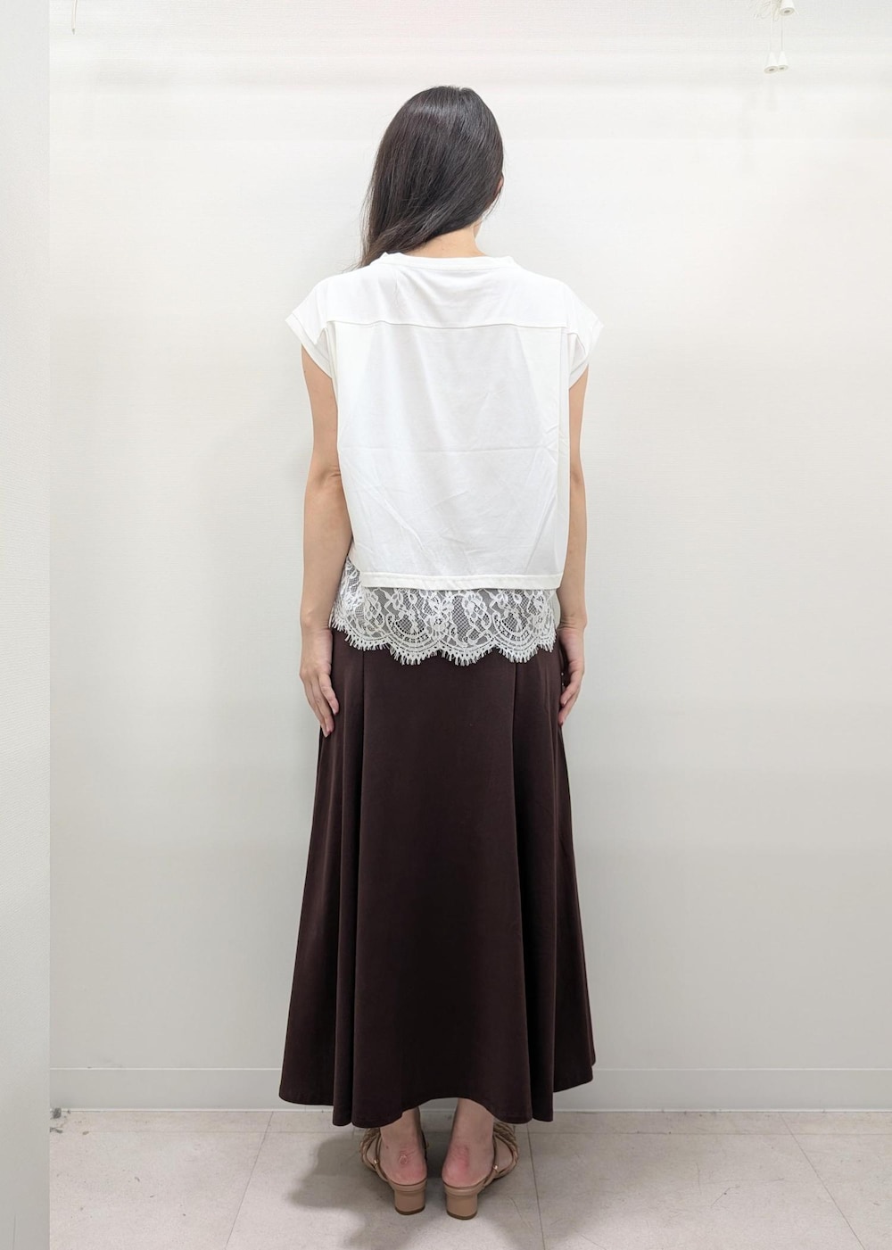 ピンク系のサンダル、ホワイト系のTシャツ/カットソー、ベージュ系のトートバッグを着用したレディースの夏コーディネートの7枚目の写真