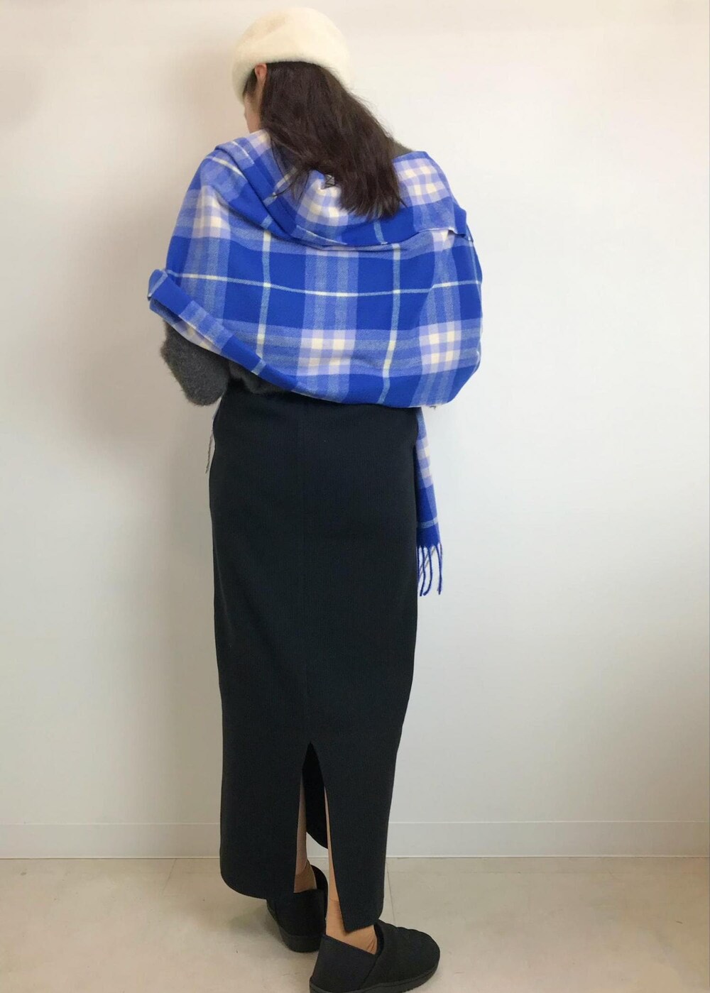 ブラック系のスリッポン、ブラック系のスカート、グレー系のニット/セーターを着用したレディースの秋コーディネートの3枚目の写真