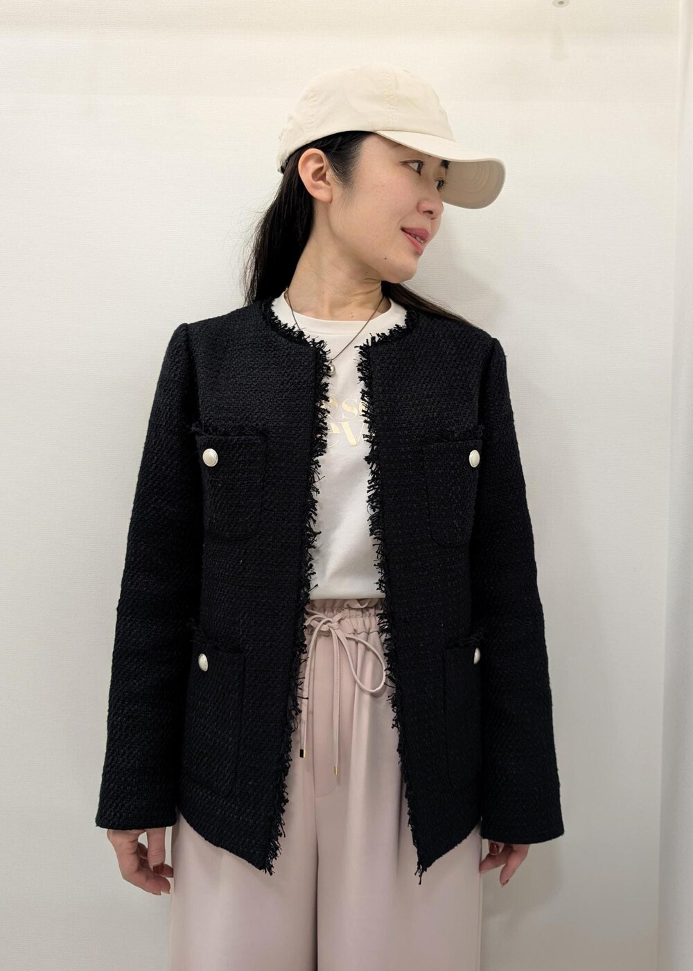 ベージュ系のボストンバッグ、ホワイト系のTシャツ/カットソー、ブルー系のノーカラージャケットを着用したレディースの春コーディネートの8枚目の写真