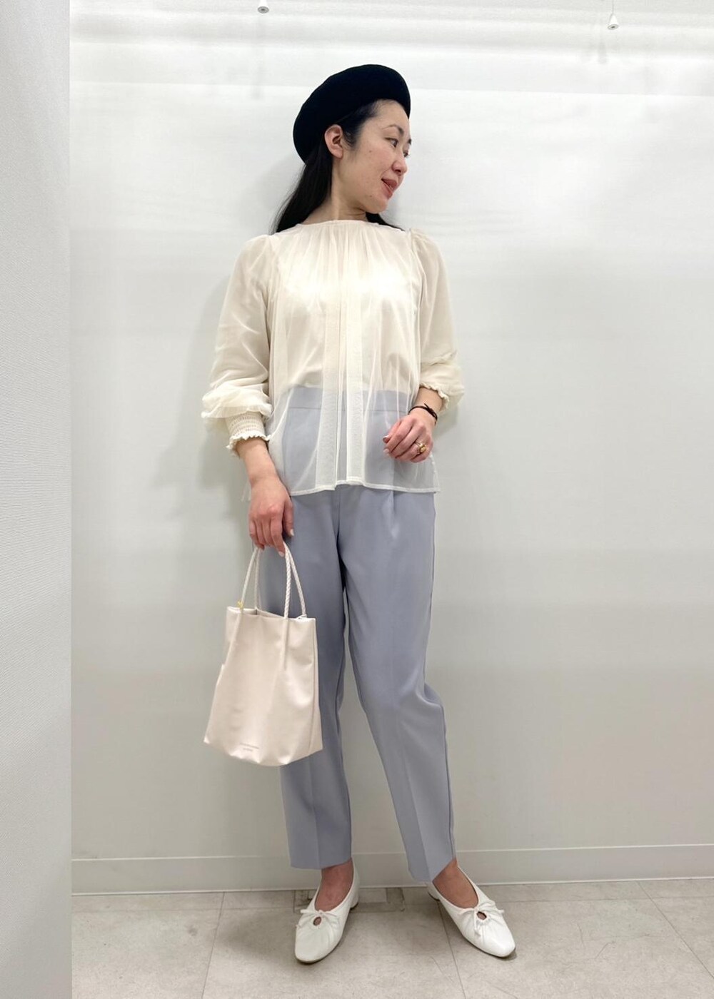 ブルー系のその他パンツ、ホワイト系のトートバッグ、ホワイト系のパンプスを着用したレディースの春コーディネートの2枚目の写真