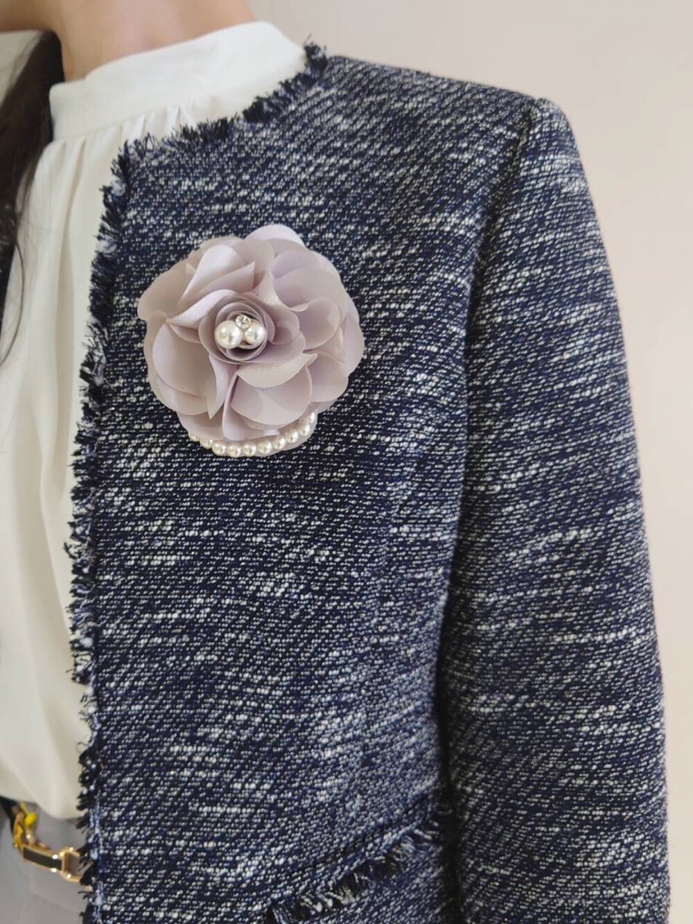 ホワイト系のトートバッグ、ブルー系のノーカラージャケット、ホワイト系のシャツ/ブラウスを着用したレディースの冬コーディネートの4枚目の写真