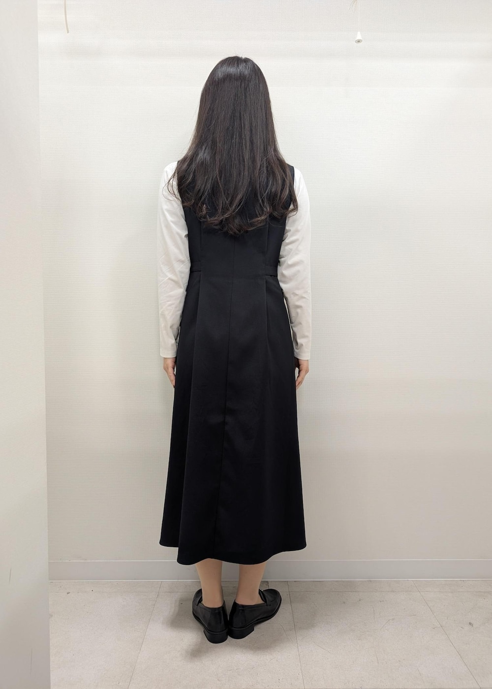 ブラック系のローファー、ブラック系のトートバッグ、ホワイト系のカーディガン/ボレロを着用したレディースの春コーディネートの7枚目の写真