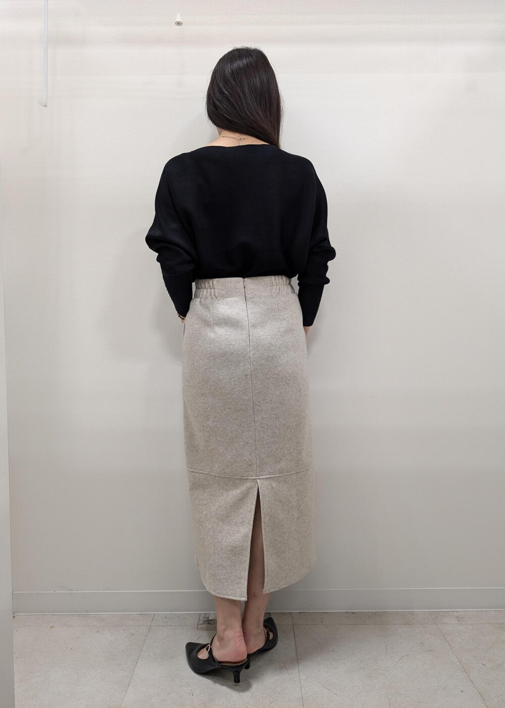 ブラック系のニット/セーター、ブラック系のトートバッグ、ブラック系のパンプスを着用したレディースの秋コーディネートの3枚目の写真