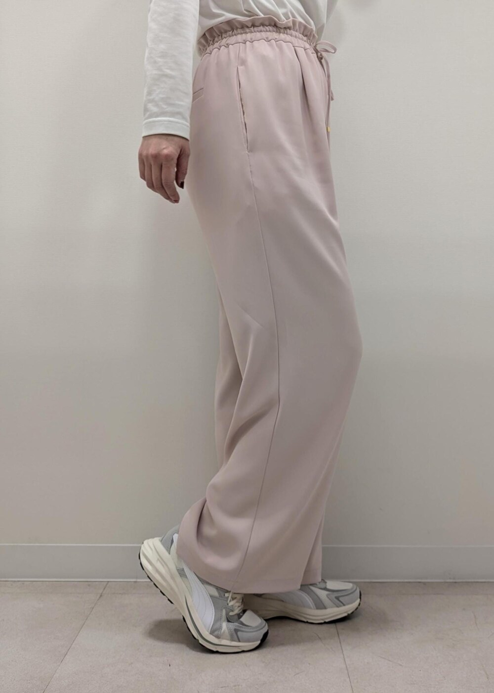 ベージュ系のボストンバッグ、ホワイト系のTシャツ/カットソー、ブルー系のノーカラージャケットを着用したレディースの春コーディネートの7枚目の写真