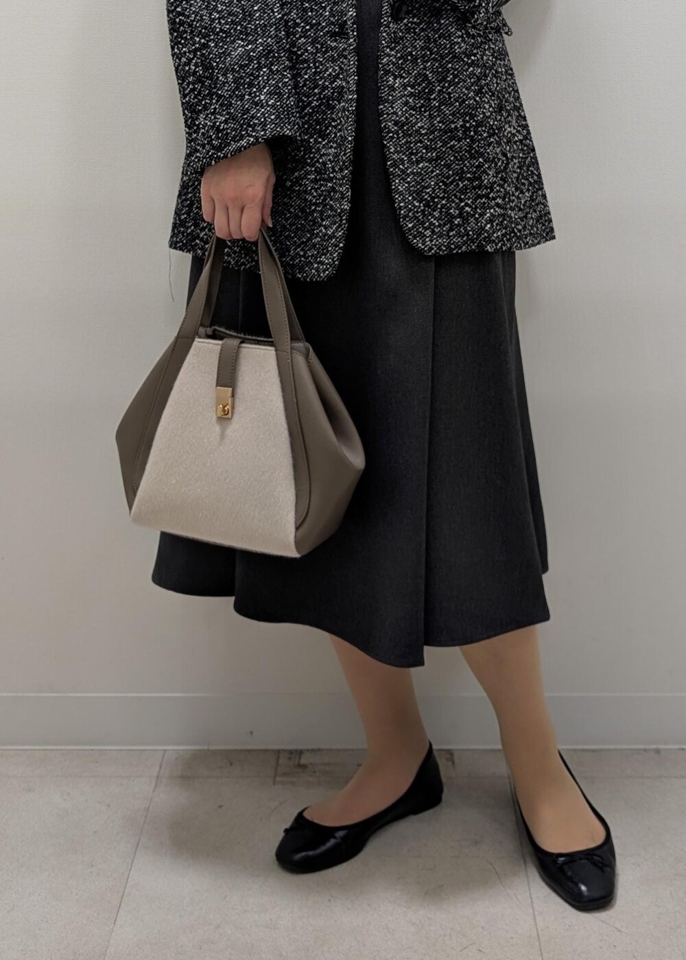 ブラック系のバレエシューズ、ブラック系のテーラードジャケット、グレー系のトートバッグを着用したレディースの秋コーディネートの8枚目の写真