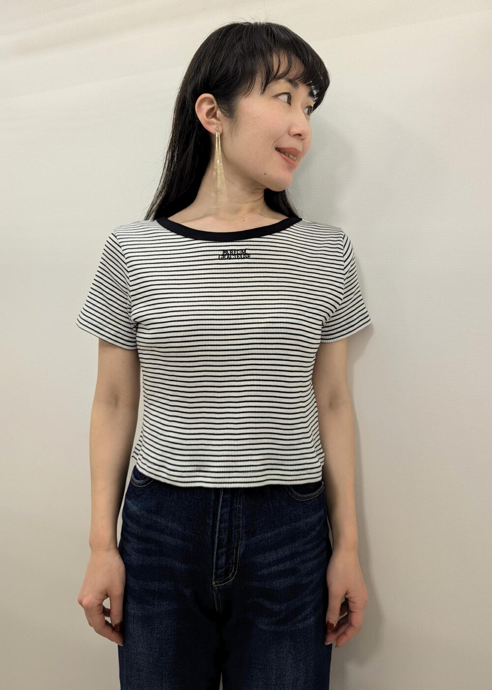ホワイト系のトートバッグ、ブラック系のTシャツ/カットソー、ブルー系のシャツ/ブラウスを着用したレディースの春コーディネートの7枚目の写真