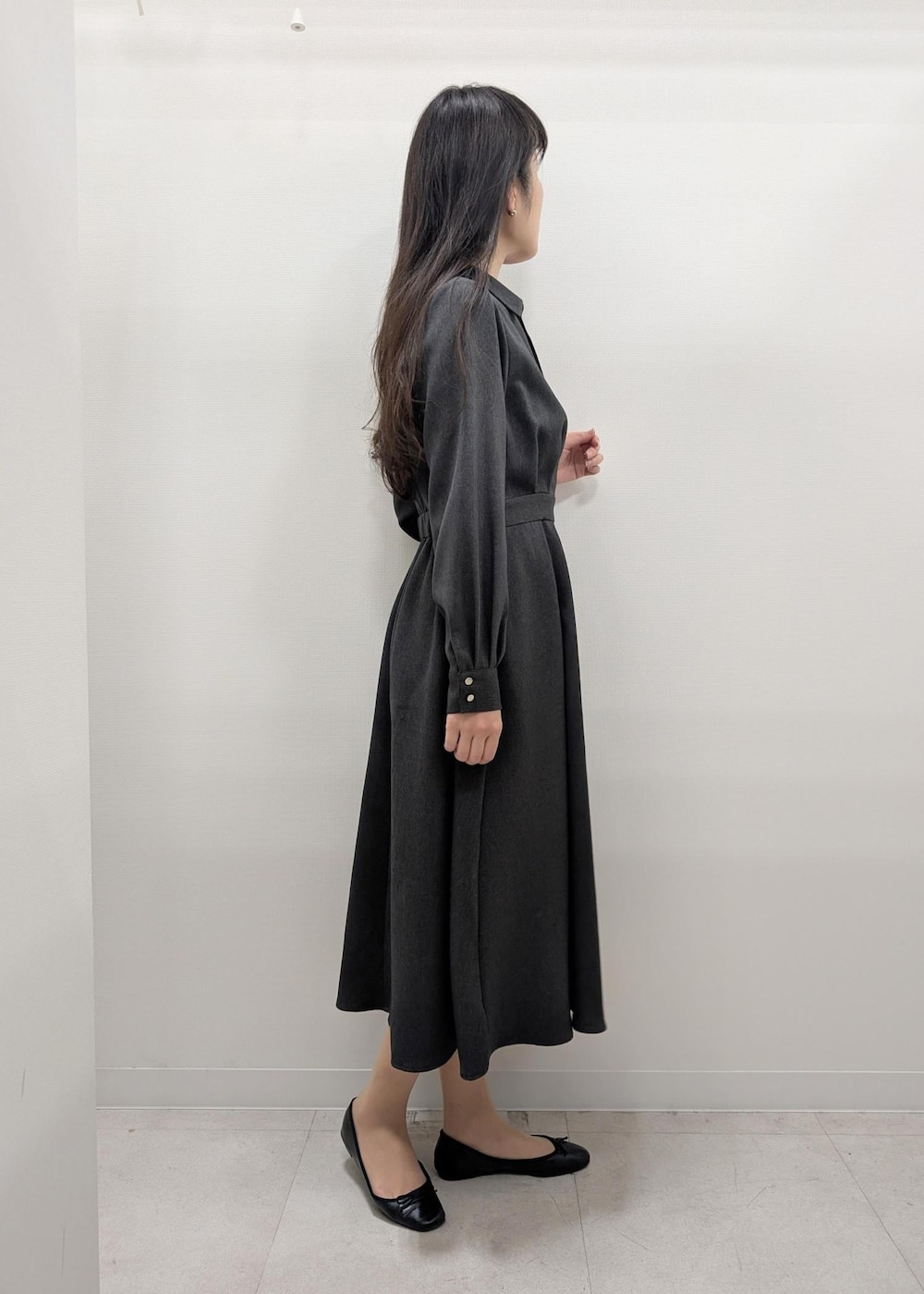 ブラック系のバレエシューズ、ブラック系のテーラードジャケット、グレー系のトートバッグを着用したレディースの秋コーディネートの5枚目の写真