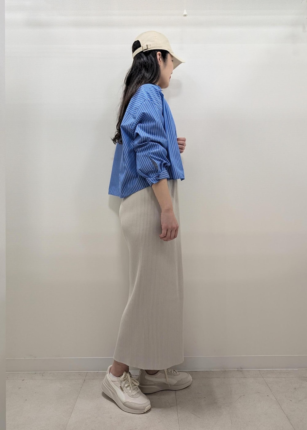 ホワイト系のTシャツ/カットソー、グレー系のスカート、ブルー系のシャツ/ブラウスを着用したレディースの春コーディネートの2枚目の写真