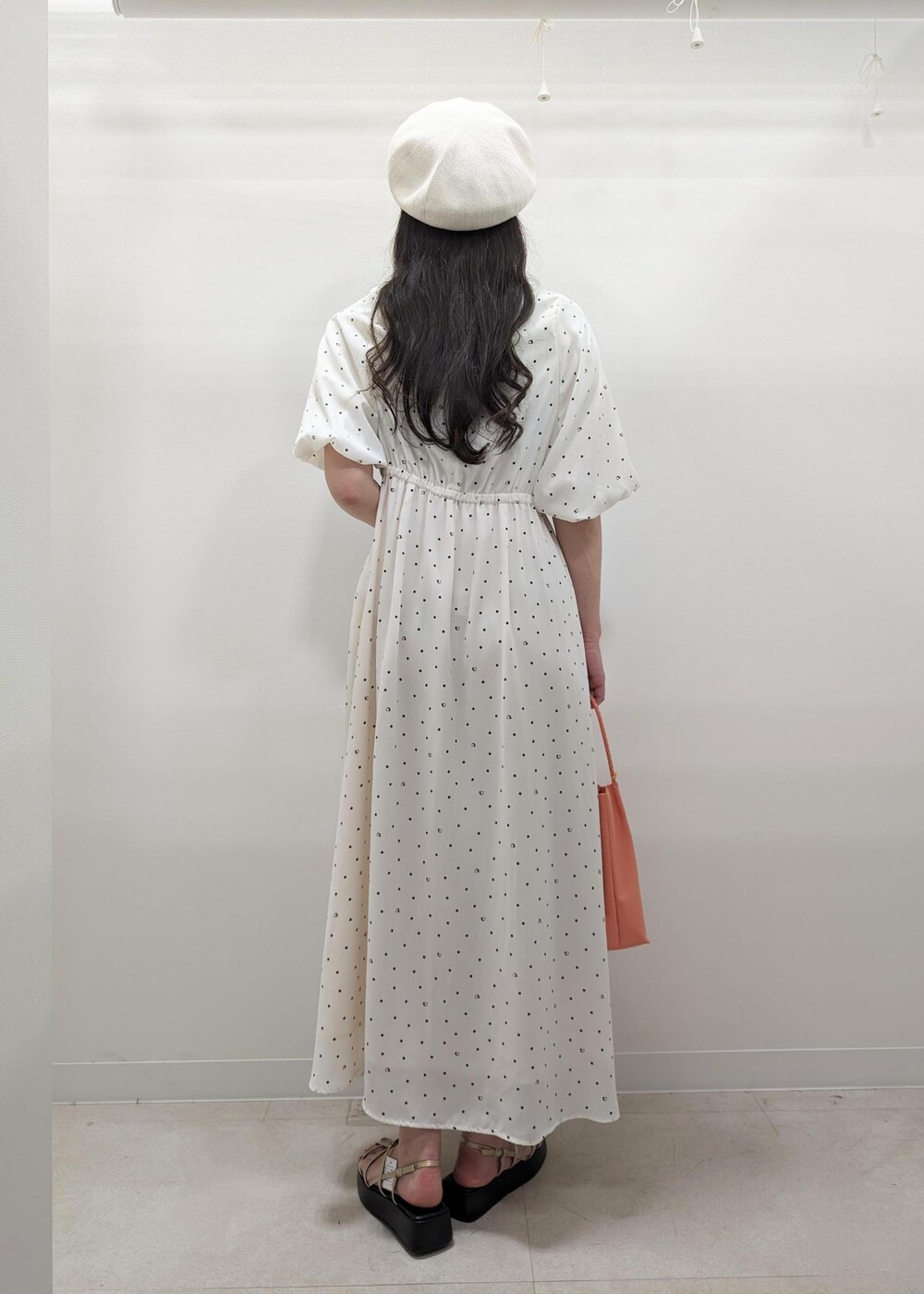 「GDE14950、GIU14020、GIA14230、GIX14090、ピノ、ピノコラボ、ワンピ、ワンピース、アイボリー、白、淡色、淡色コーデ、厚底サンダル、高身長コーデ、休日スタイル」｜「ROPE' PICNICのサーモベレー帽（ハンチング/ベレー帽、ホワイト系）」を使った、あんずさん（レディース・167cm）の春コーディネートの3枚目の写真