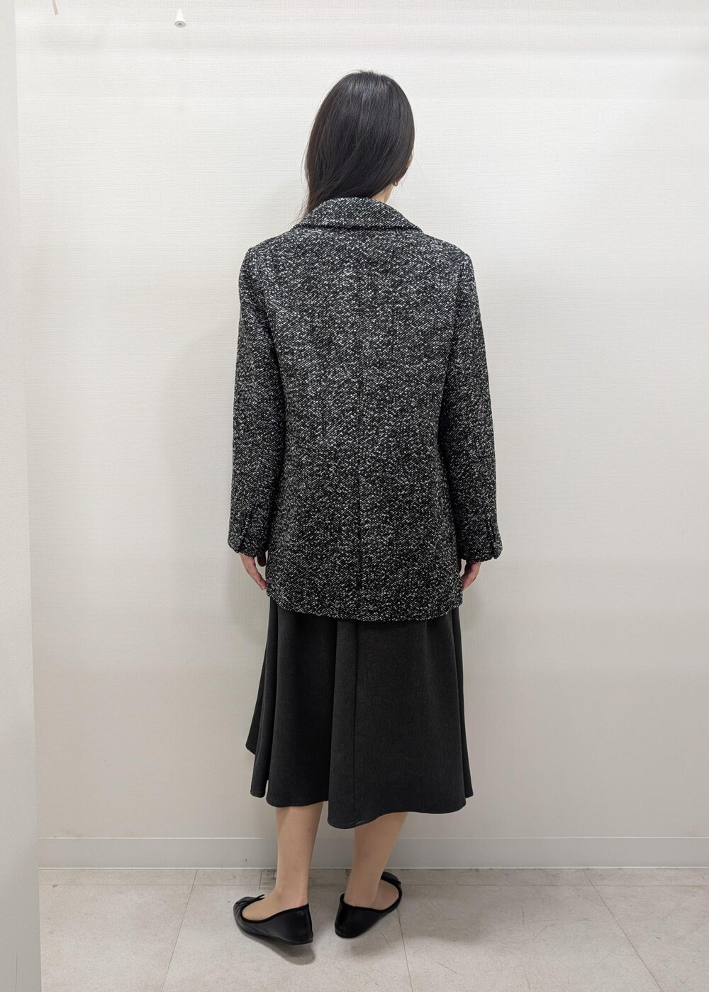 ブラック系のバレエシューズ、ブラック系のテーラードジャケット、グレー系のトートバッグを着用したレディースの秋コーディネートの3枚目の写真