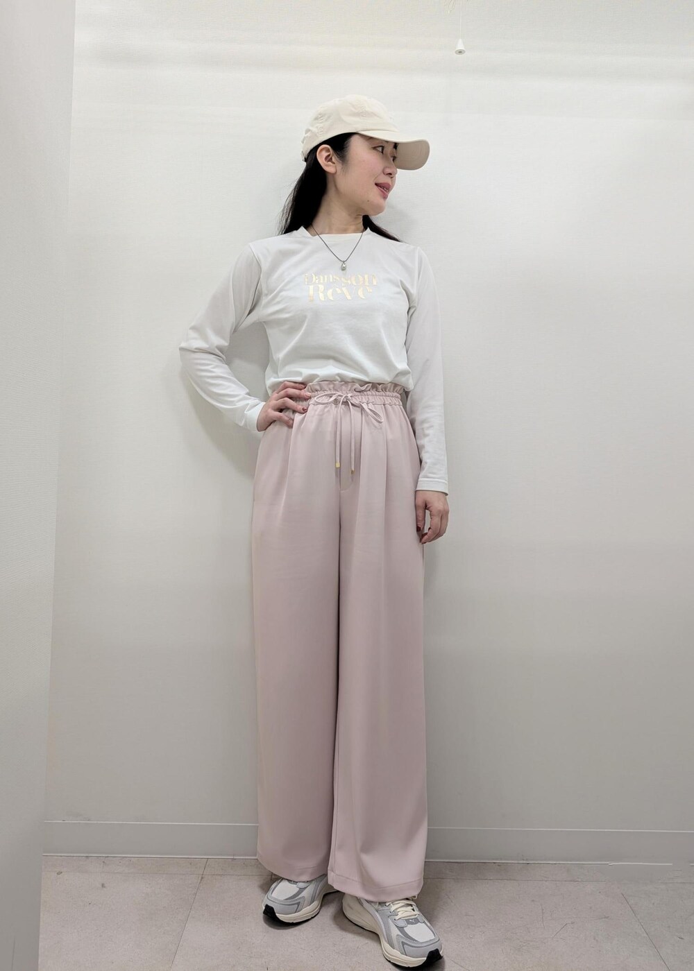 ベージュ系のボストンバッグ、ホワイト系のTシャツ/カットソー、ブルー系のノーカラージャケットを着用したレディースの春コーディネートの4枚目の写真