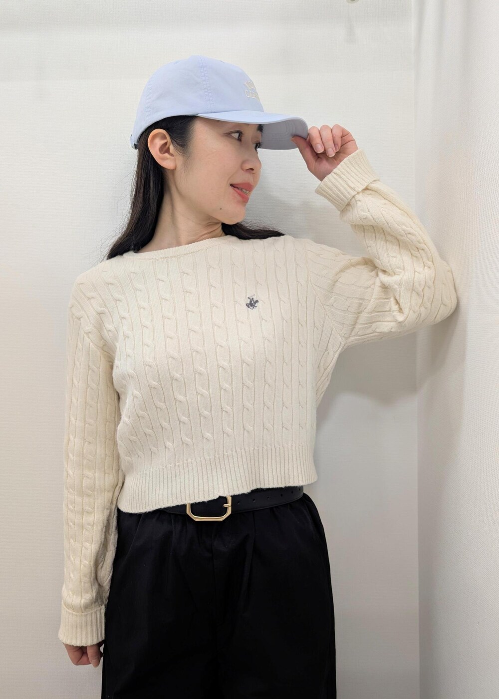 ブラック系のその他パンツ、ホワイト系のニット/セーター、グレー系のスニーカーを着用したレディースの春コーディネートの4枚目の写真