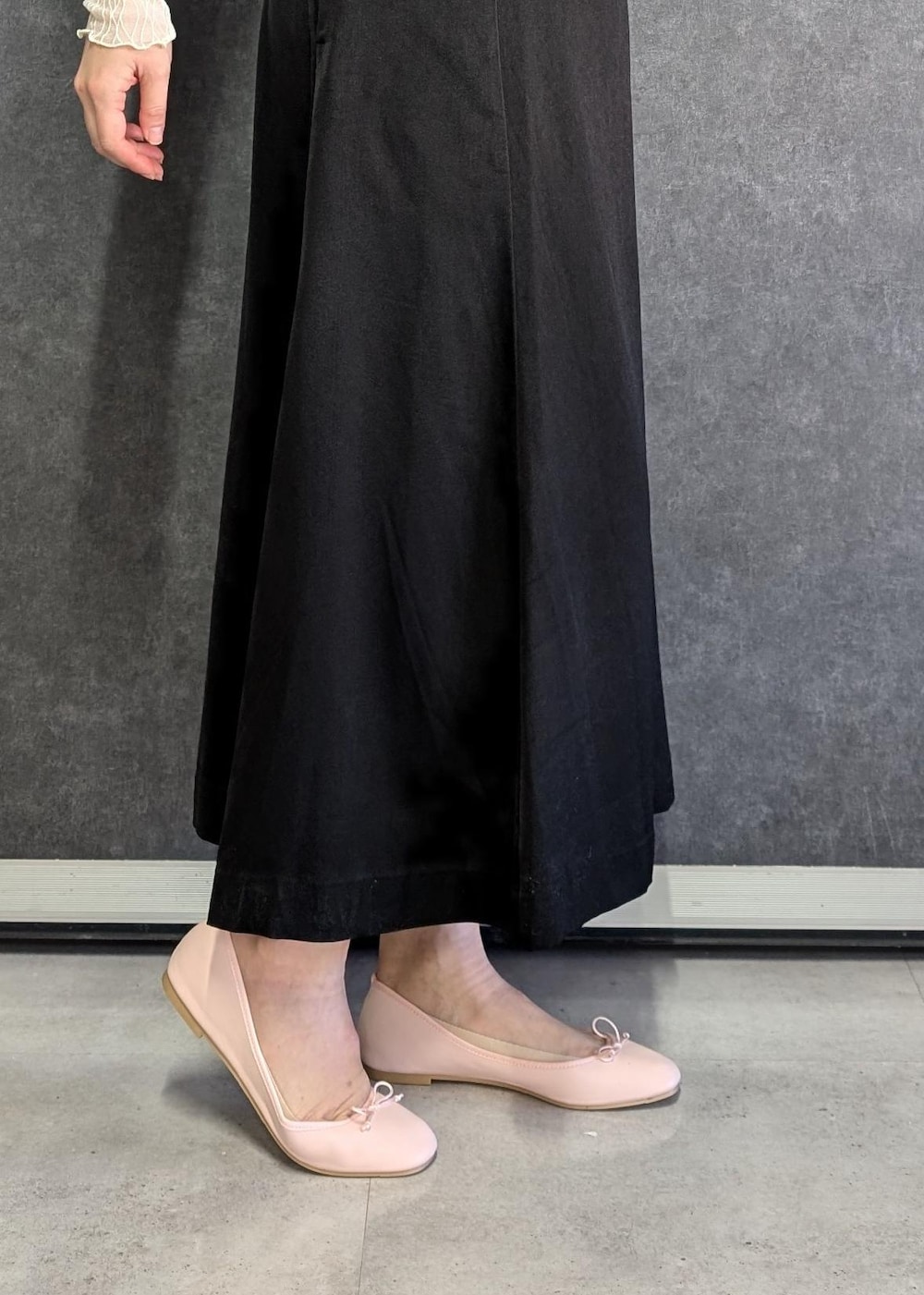 ホワイト系のTシャツ/カットソー、ブラック系のドレス、ホワイト系のノーカラージャケットを着用したレディースの冬コーディネートの7枚目の写真