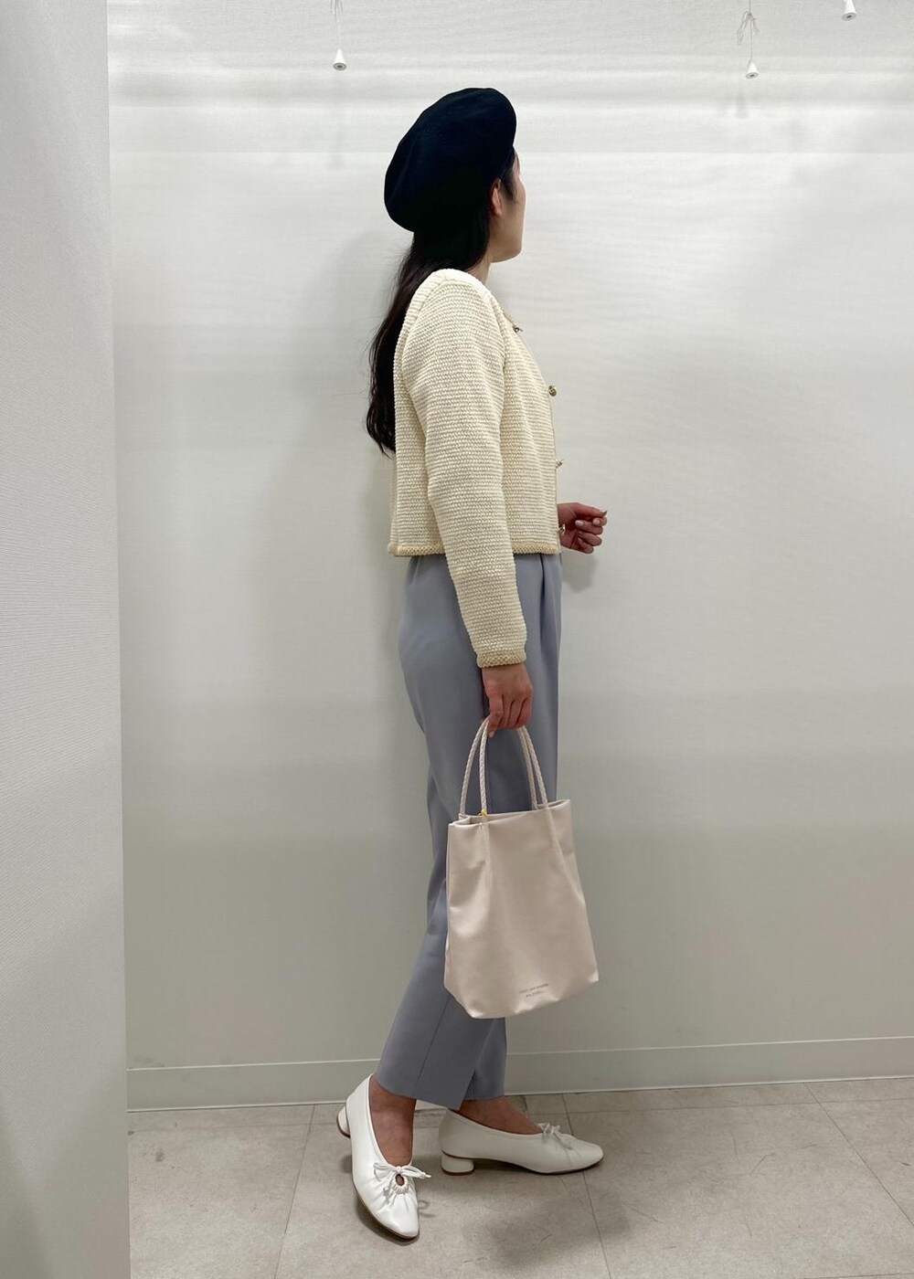 ブルー系のその他パンツ、ホワイト系のトートバッグ、ホワイト系のパンプスを着用したレディースの春コーディネートの4枚目の写真