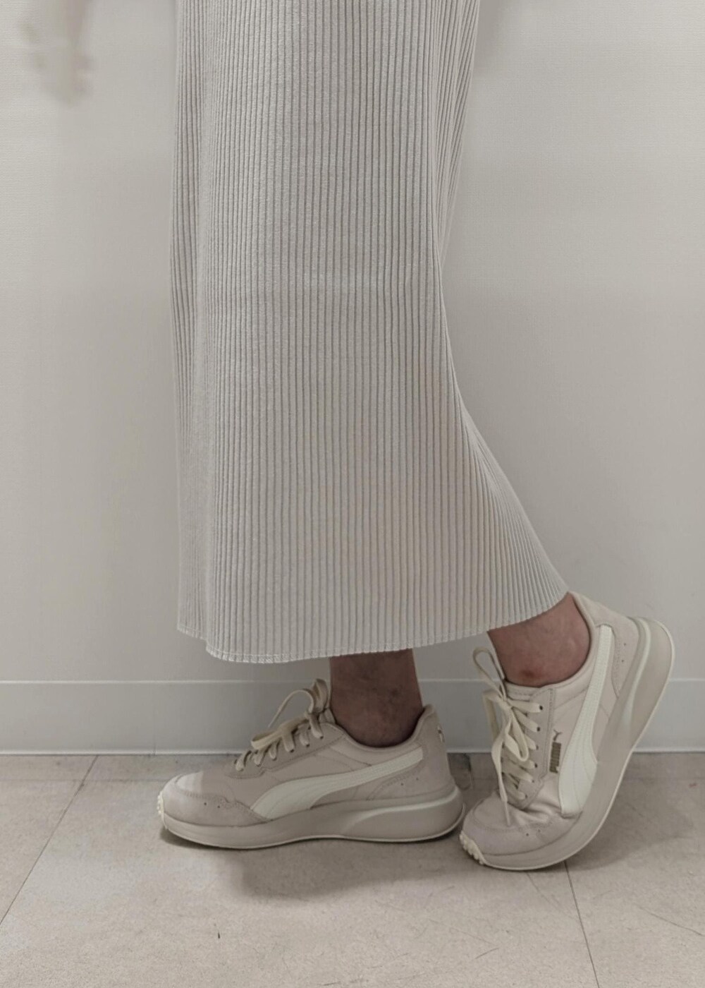 ホワイト系のTシャツ/カットソー、グレー系のスカート、ブルー系のシャツ/ブラウスを着用したレディースの春コーディネートの6枚目の写真