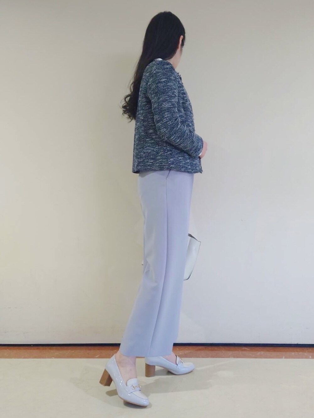 ホワイト系のトートバッグ、ブルー系のノーカラージャケット、ホワイト系のシャツ/ブラウスを着用したレディースの冬コーディネートの2枚目の写真