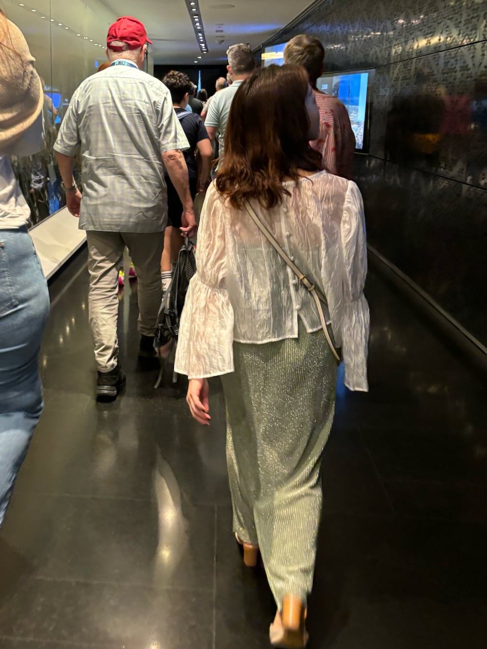 ホワイト系のシャツ/ブラウス、グリーン系のスカートを着用したレディースの春コーディネートの2枚目の写真