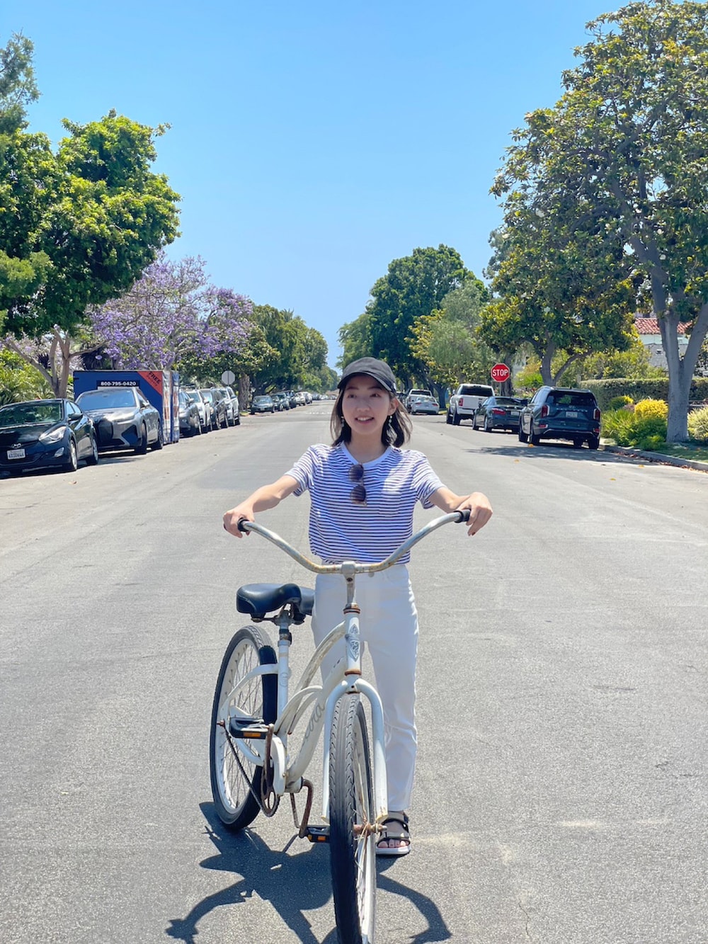 その他のTシャツ/カットソー、ホワイト系のパンツ、ベージュ系のサンダルを着用したレディースの夏コーディネートの2枚目の写真