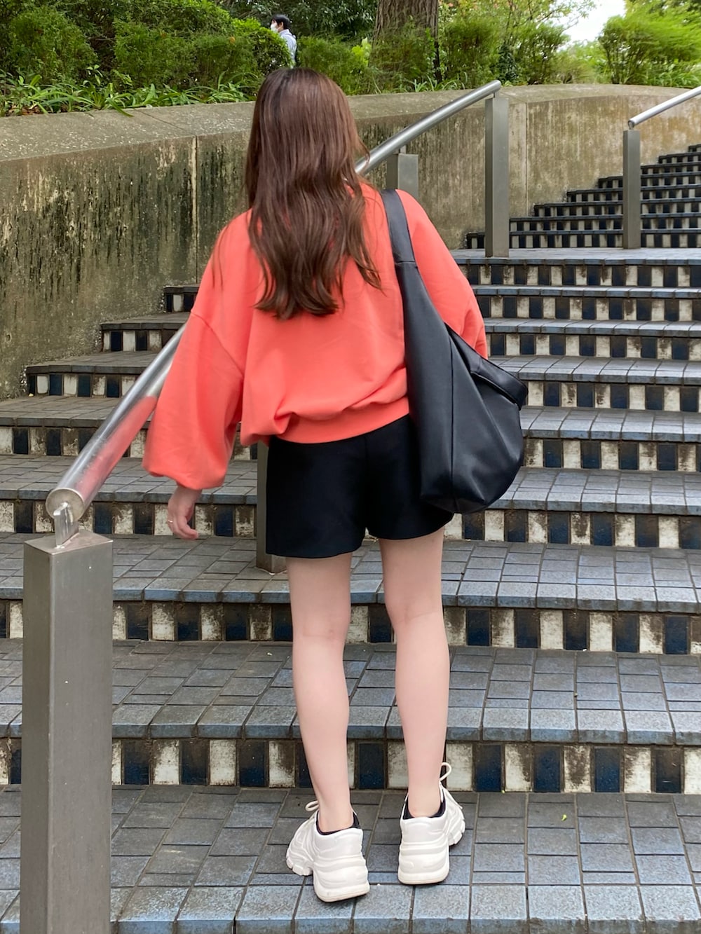 「大人カジュアル、シンプルコーデ、低身長コーデ、オレンジ、スウェット、ハーフパンツ、ストリート、プチプラ、スニーカー、UNIQLO、ビッグシルエット、韓国ファッション、ロンT、ビタミンカラー、トートバッグ」｜「nokchaのアイテム（スウェット、オレンジ系）」を使った、aiさん（レディース・153cm）の秋コーディネートの3枚目の写真